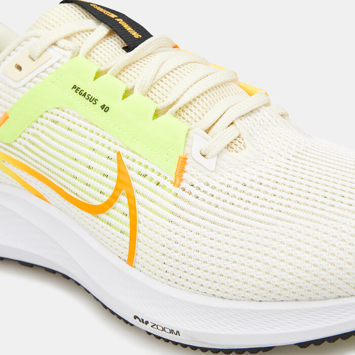 Nike Men's Pegasus 40 Road Running Shoe White image number 5