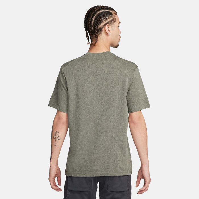 Nike Men's Primary Swoosh Dri-FIT Versatile Training Top Green image number 1