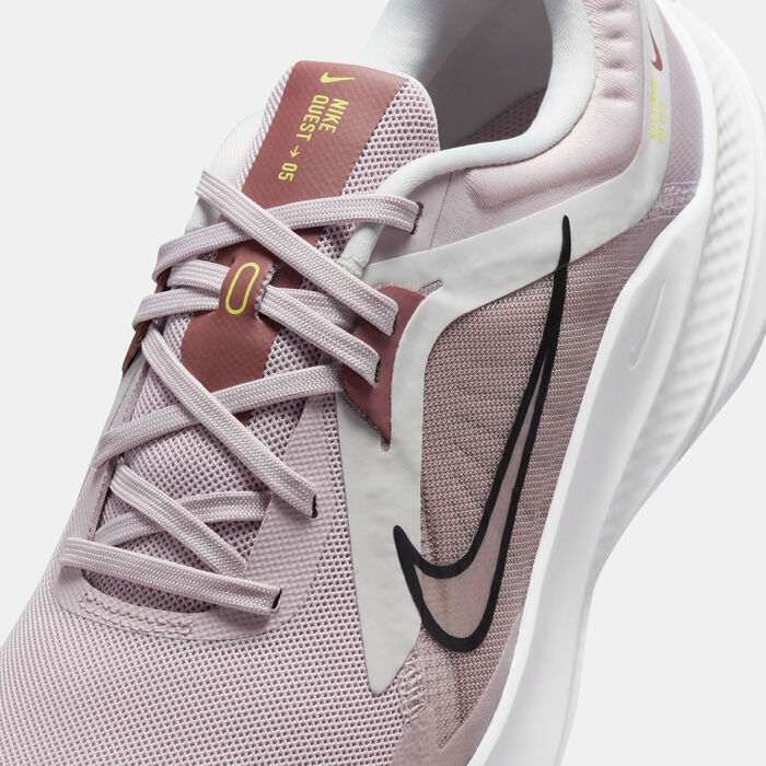 Nike Women's Quest 5 Road Running Shoe Pink image number 4